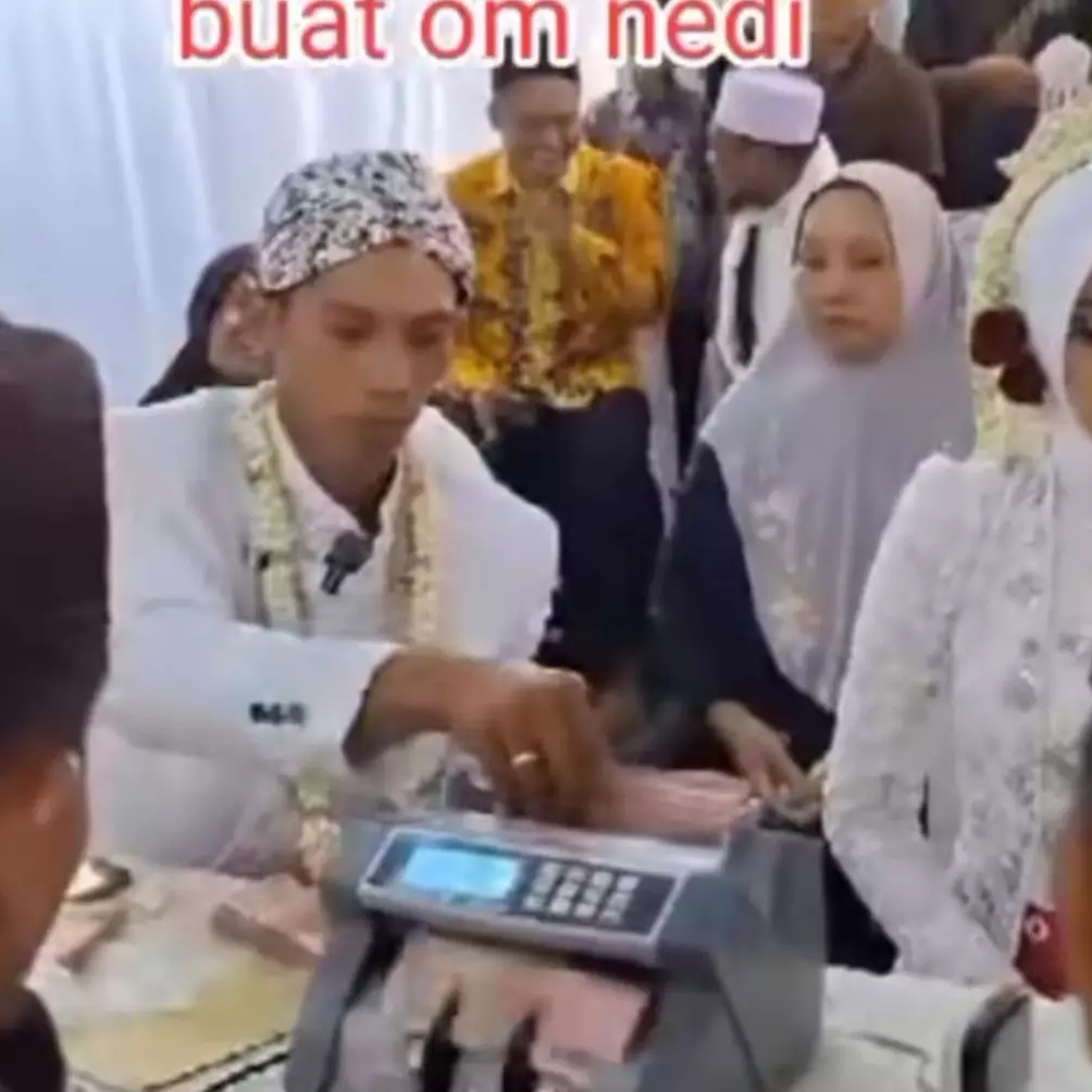 Terima mahar segepok, momen pengantin hitung uang pakai mesin bak di bank ini bikin mata berbinar