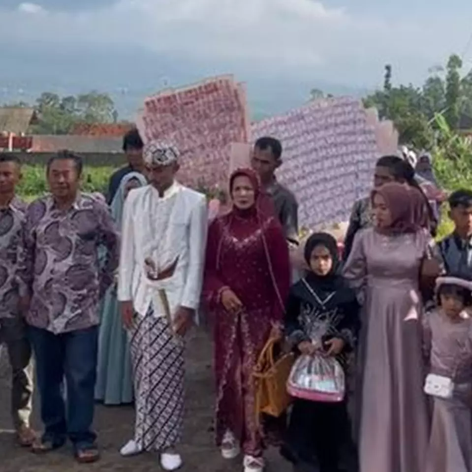 Momen nikahan ini hantaran seserahannya tak kaleng-kaleng, buket bunga raksasanya bikin salah fokus