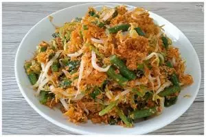 Tanpa perlu ditumis lagi, ini cara bikin sayur urap yang warnanya tetap hijau dan tidak cepat basi
