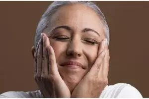 Tanpa pakai putih telur, ini cara kencangkan wajah kendur agar tetap awet muda pakai 1 jenis daun