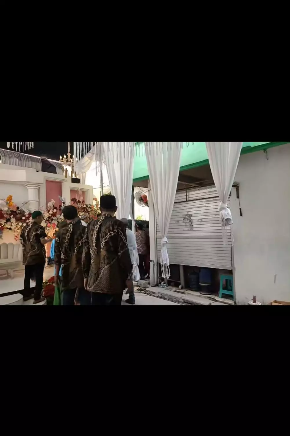 jenazah lewat tenda pengantin © TikTok jenazah lewat tenda pengantin © TikTok