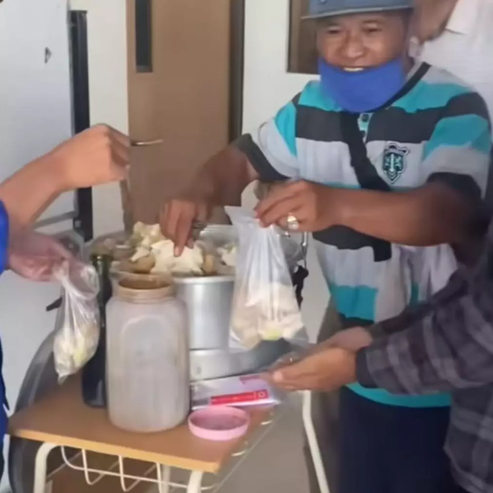 Pedagangnya sampai dibawa masuk, momen dosen traktir mahasiswanya ini bikin semangat belajar