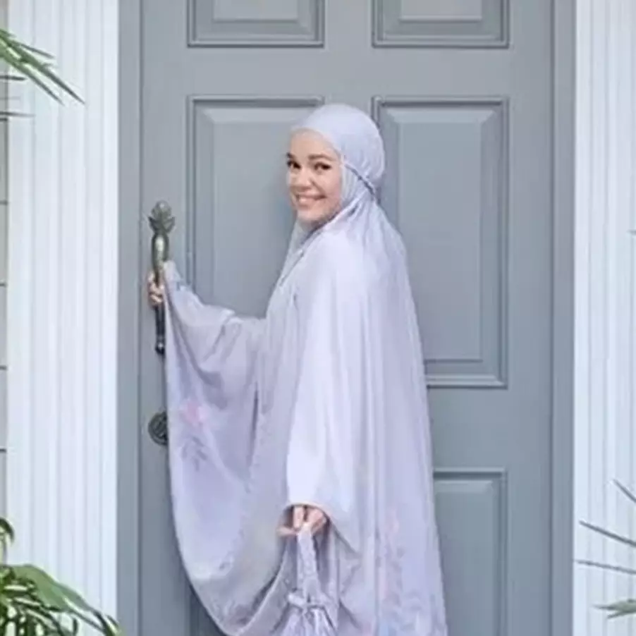 Desain rumahnya bak vila, 8 potret dapur kotor Dewi Sandra ini ada jendela servis ala restoran