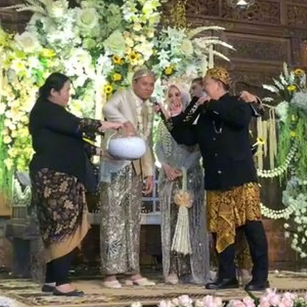 Bukan bunga, cewek ini malah dapat hadiah tak terduga pas kondangan, definisi hoki setahun terpakai