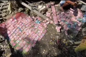 Momen pria jemur uang dengan nilai fantastis ini bikin melongo, kisah di baliknya nyesek abis