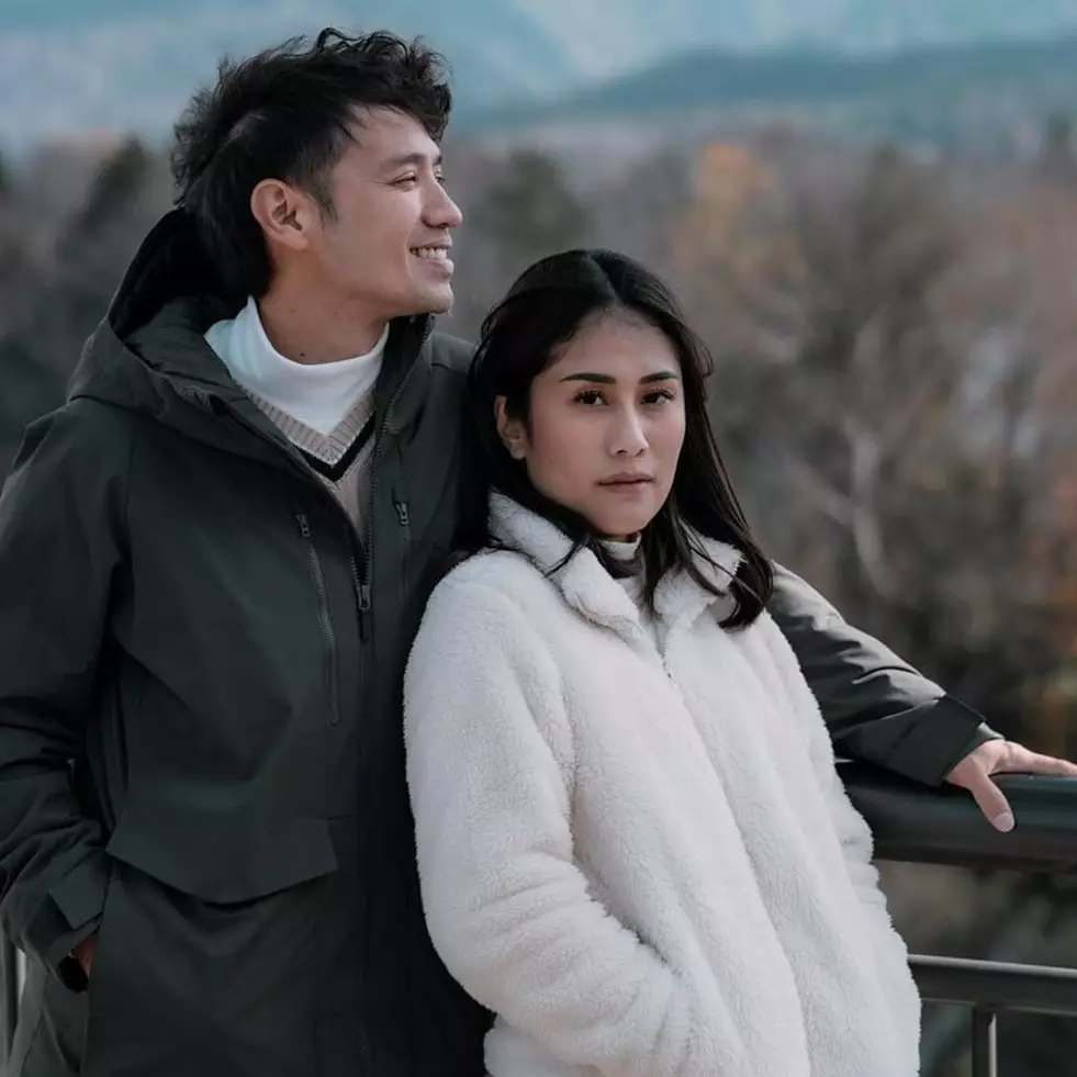 Punya rumah megah tapi tanpa ruang tamu, 10 dapur bawah tanah Tarra Budiman ini ada rak ala minimarket