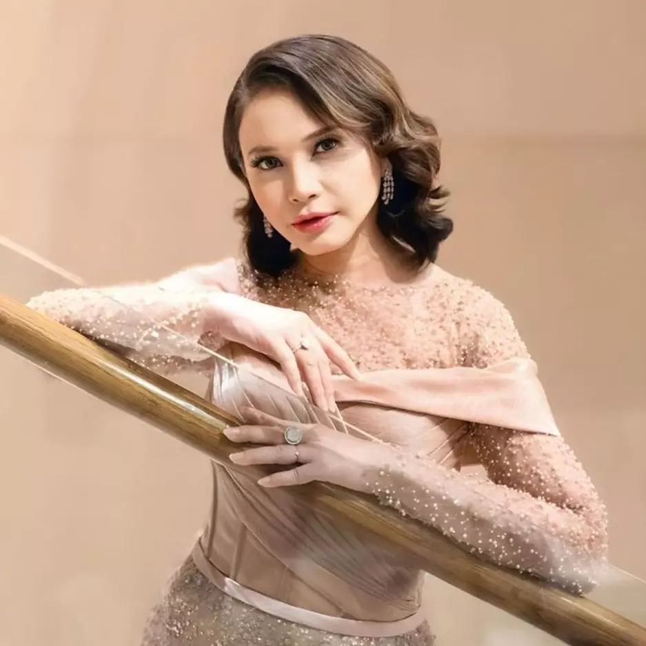 9 Potret musala di rumah Rossa ini dilengkapi kiswah kabah, viewnya langsung mini garden