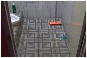 Tanpa kapur barus atau pewangi, ini cara menghilangkan bau pesing di kamar mandi pakai 1 jenis buah