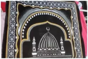 Tanpa direndam detergen, ini cara mencuci sajadah agar semakin wangi dan lembut pakai 1 bahan dapur