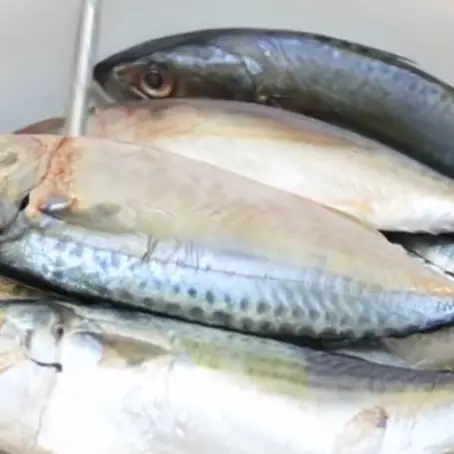 Bukan pakai garam atau air panas, ini cara ampuh mengurangi rasa asin pada ikan asin