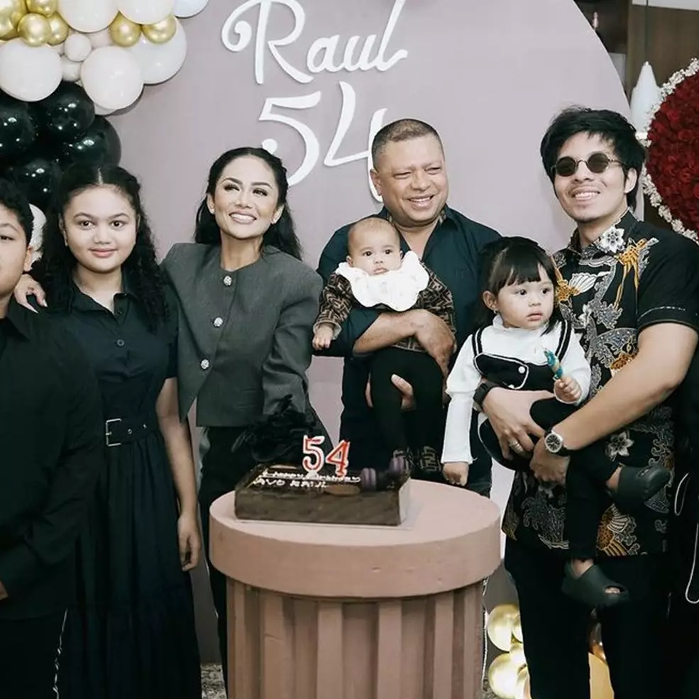 Rela terbang dari Timor Leste, 9 momen Raul Lemos rayakan ulang tahun Ameena, outfitnya curi perhatian