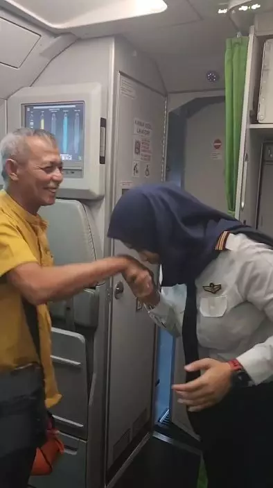 Momen guru naik pesawat yang dipiloti anaknya Instagram