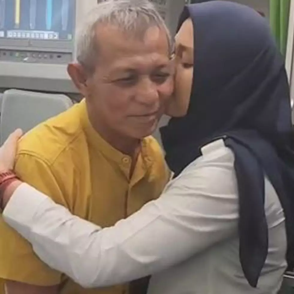 Momen guru naik pesawat yang dipiloti anaknya ini punya latar kisah haru, banjir doa dari warganet
