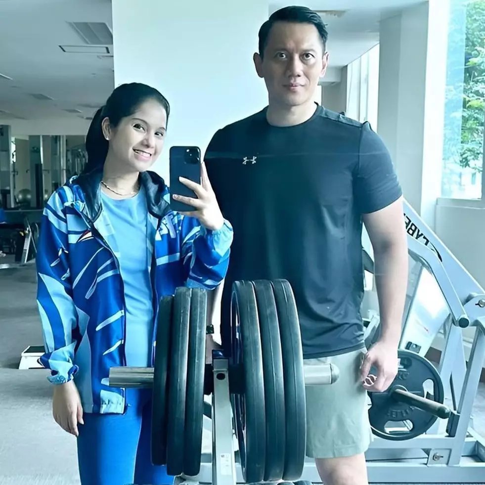 10 Gaya Annisa Pohan dampingi suami hadiri ultah Kaisar Jepang, penampilannya dipuji bak ibu negara