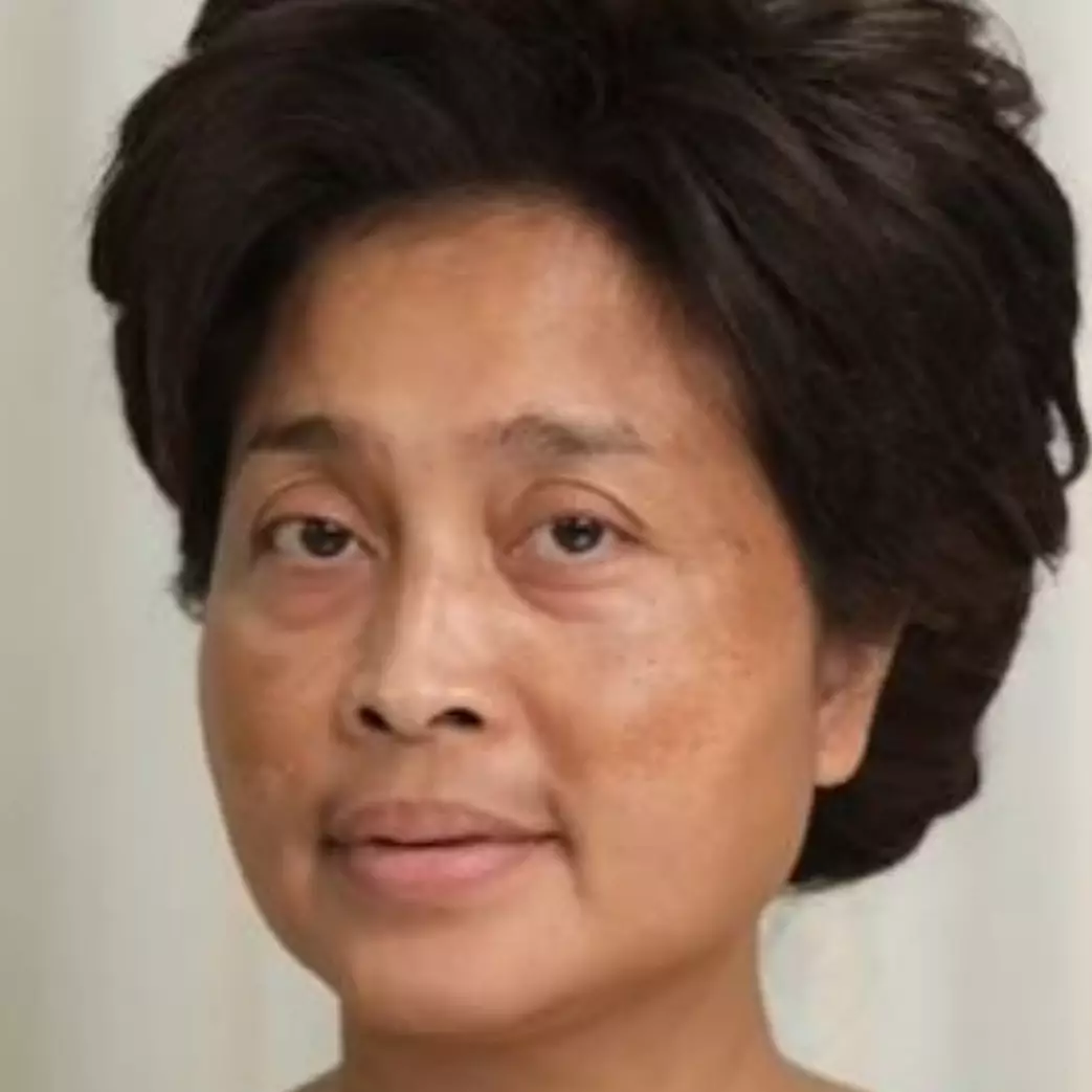 Transformasi wanita paruh baya berwajah penuh flek sebelum dan sesudah dirias MUA, bak bumi dan langit