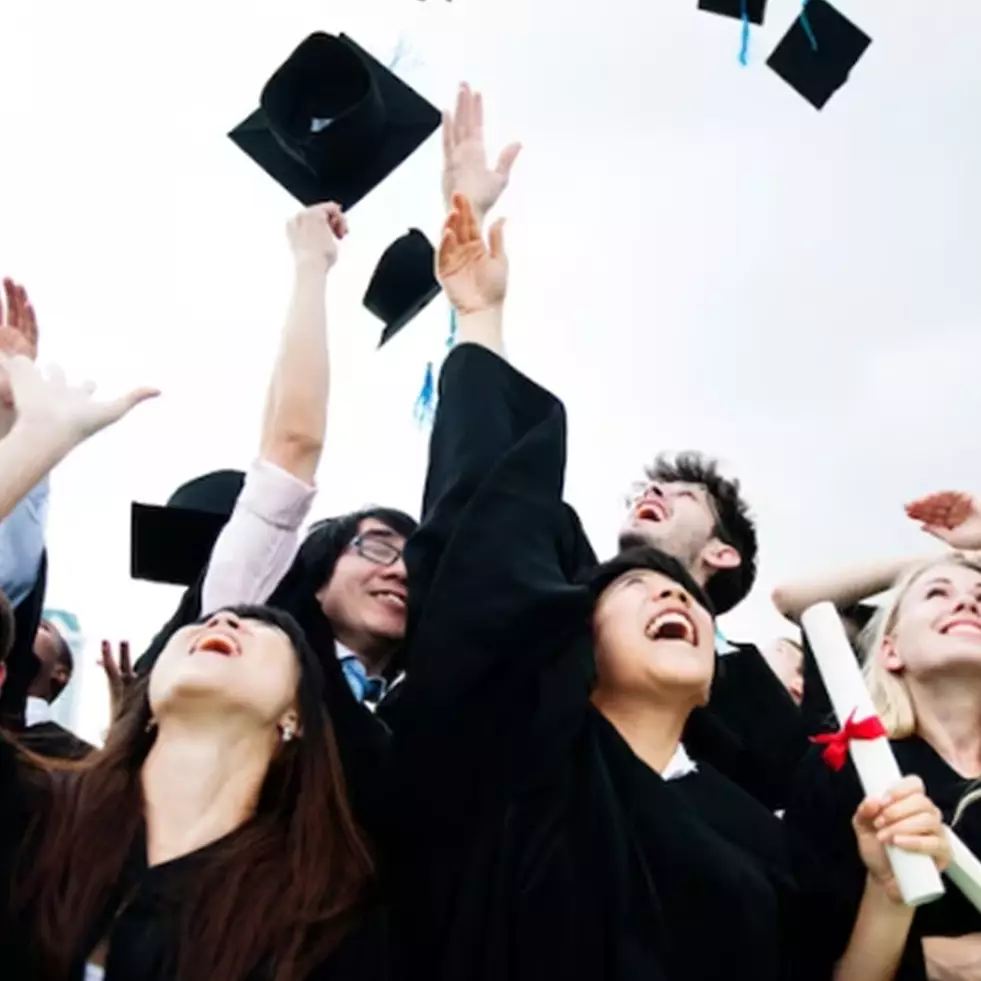 100 Kata-kata quotes wisuda bermakna dan memotivasi, tingkatkan semangat setelah lulus kuliah