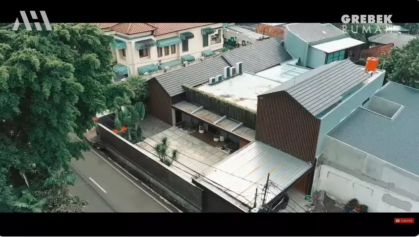 potret teras belakang maia estianty © YouTube