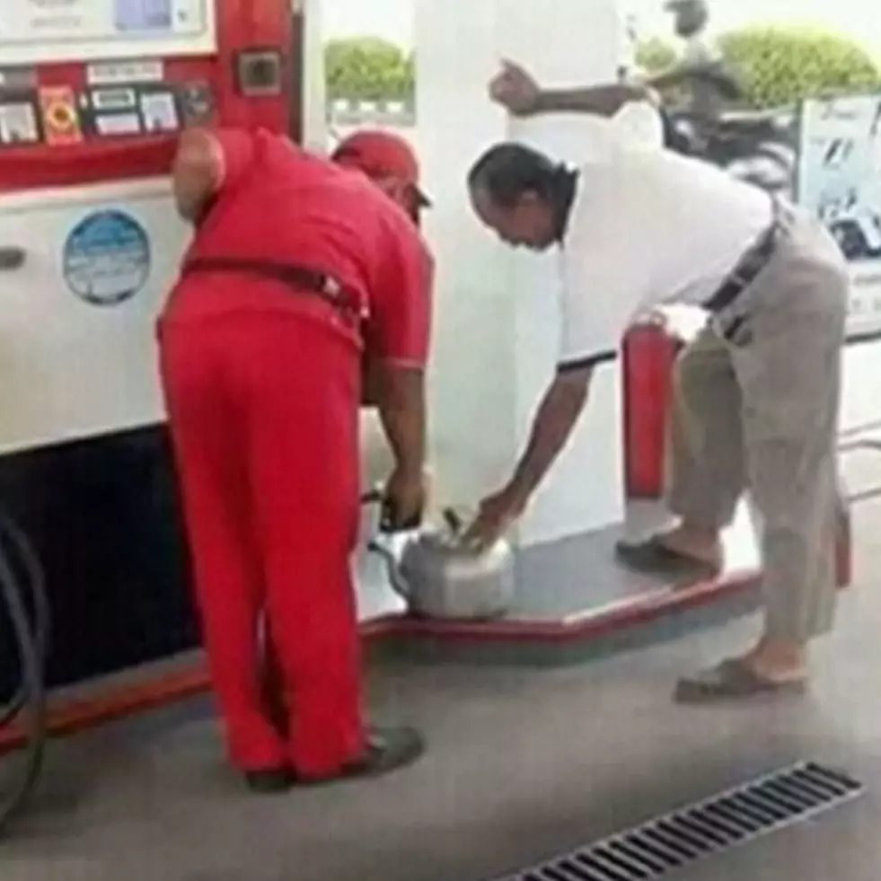 45 Potret kocak kelakuan orang saat isi bensin yang bikin tepuk jidat, ada-ada aja tingkahnya