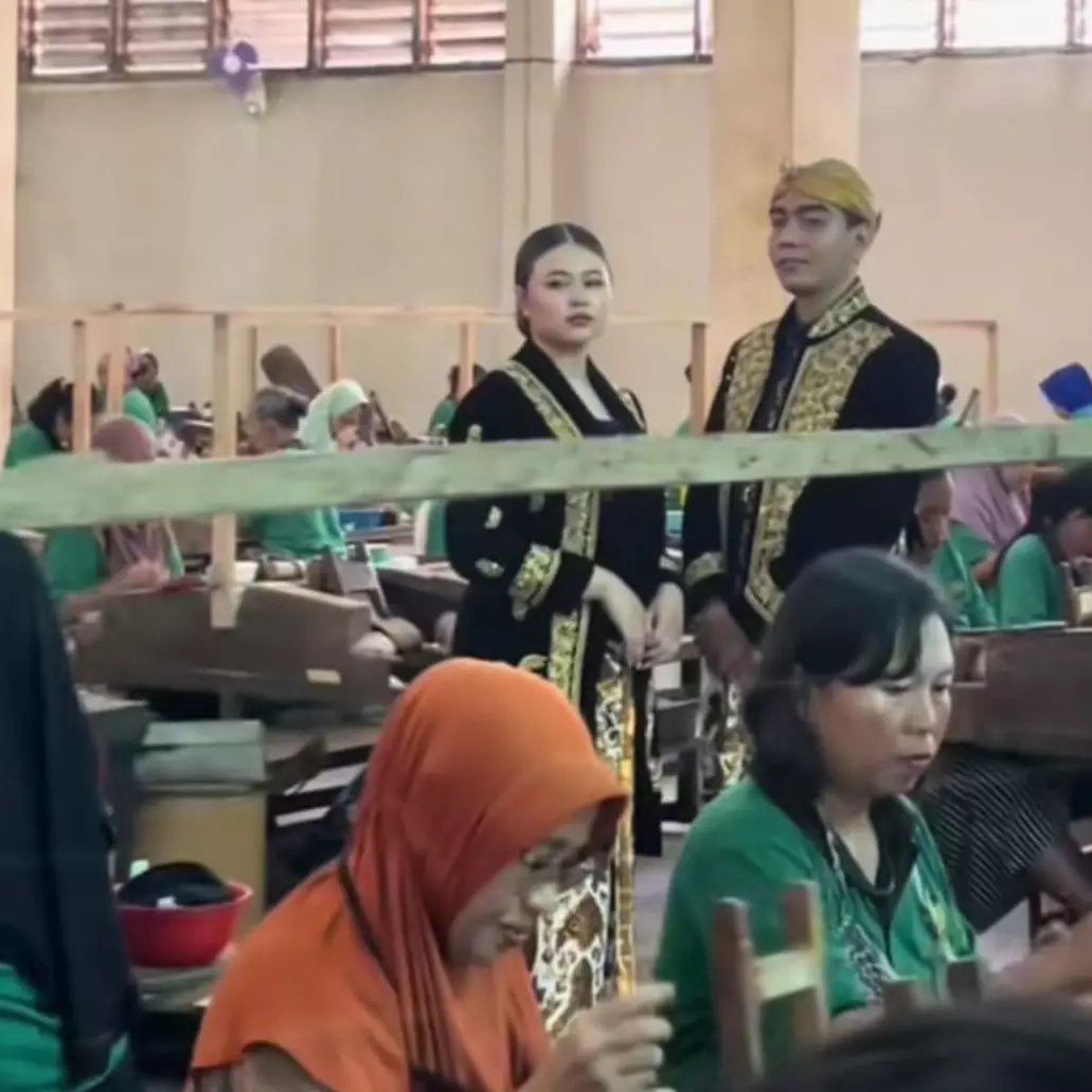 Viral pengantin prewedding di pabrik rokok seperti di film Gadis Kretek, intip 7 potretnya