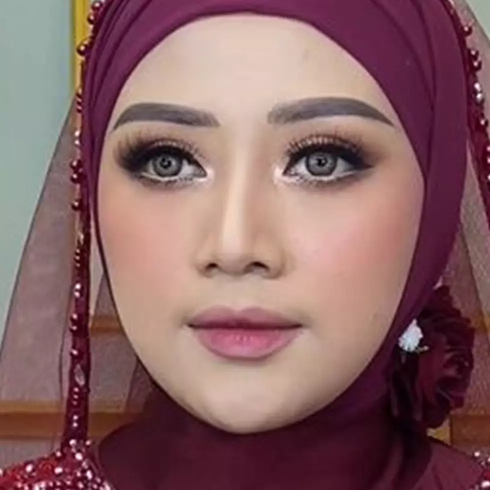 Jangan asal pakai, penempatan pengaplikasian highlighter ala MUA ini bikin wajah lebih glowing