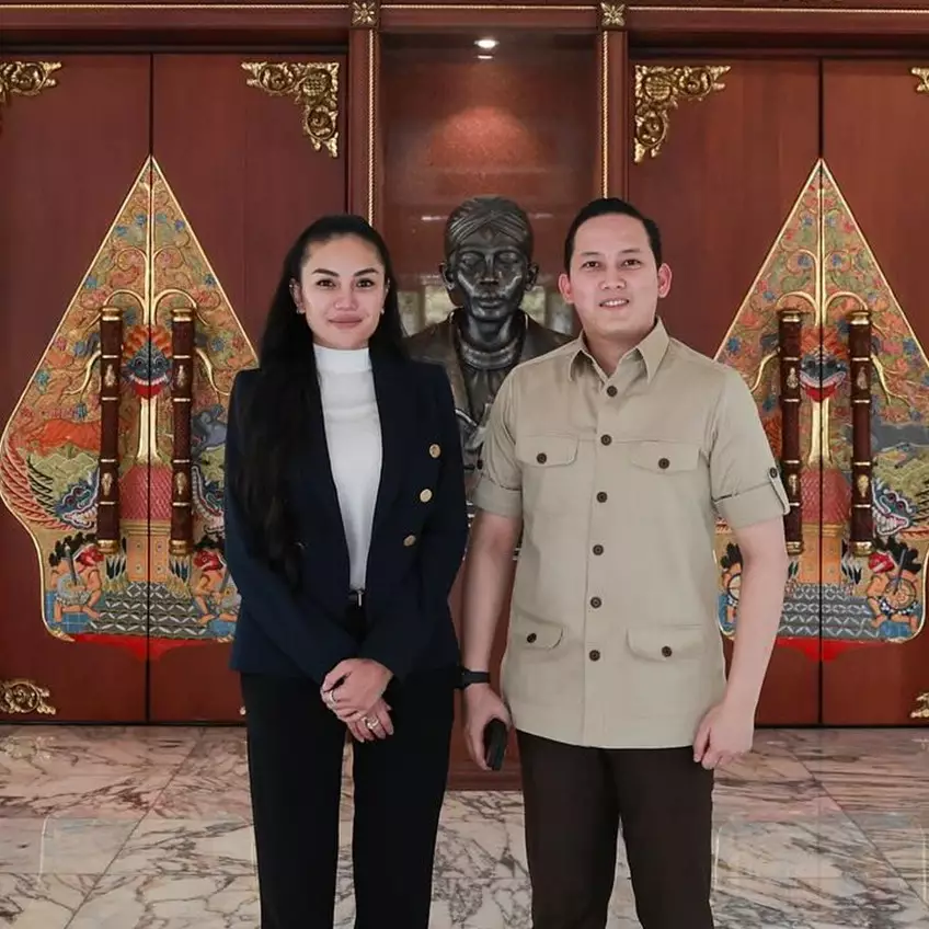 Bak remaja tengah kasmaran, intip 9 potret mesra Nikita Mirzani dan ajudan pribadi Prabowo