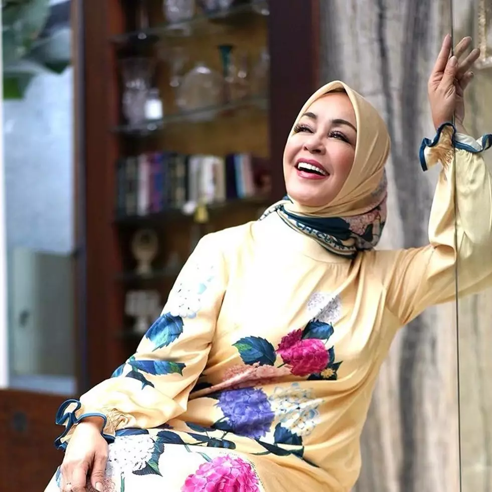 Rumah bak toko baju, 9 potret dapur Chintami Atmanagara ini cozy pemandangannya langsung taman