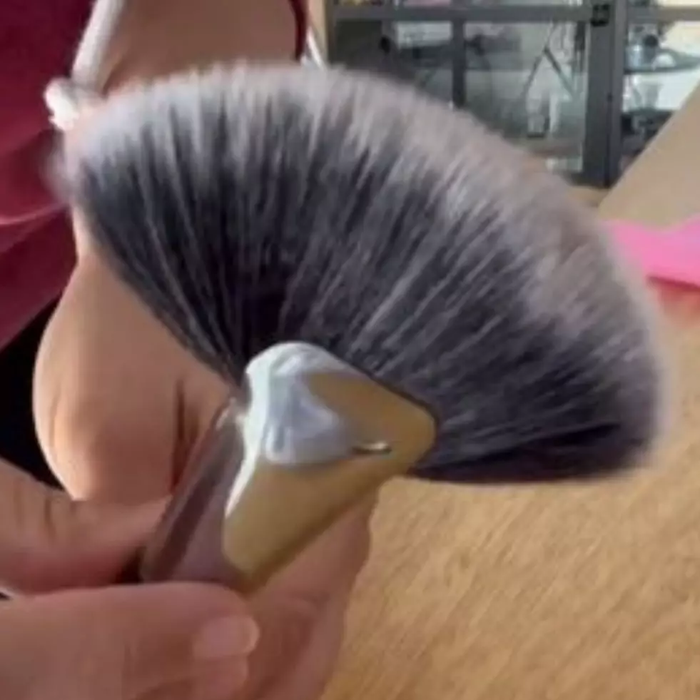 Tanpa beli baru, trik atasi bulu brush makeup yang berantakan ini simpel cuma perlu 2 langkah