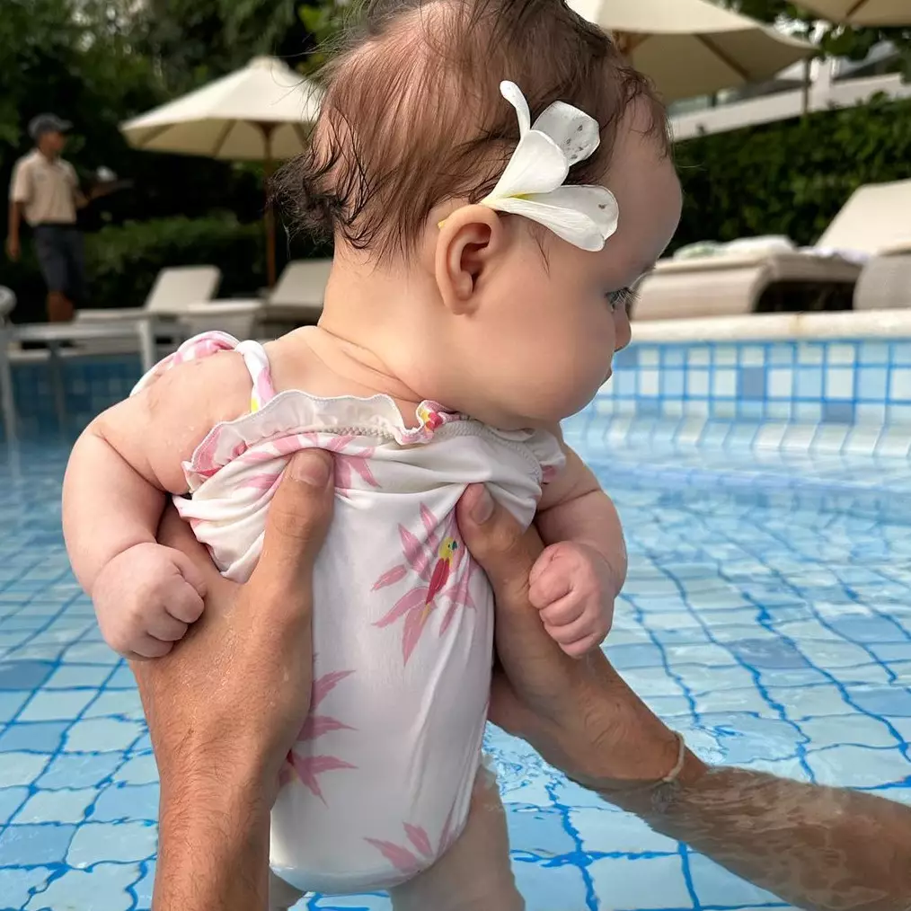 Parasnya bule banget, 11 potret anak Jennifer Coppen yang baru diekpose ini bikin gemas