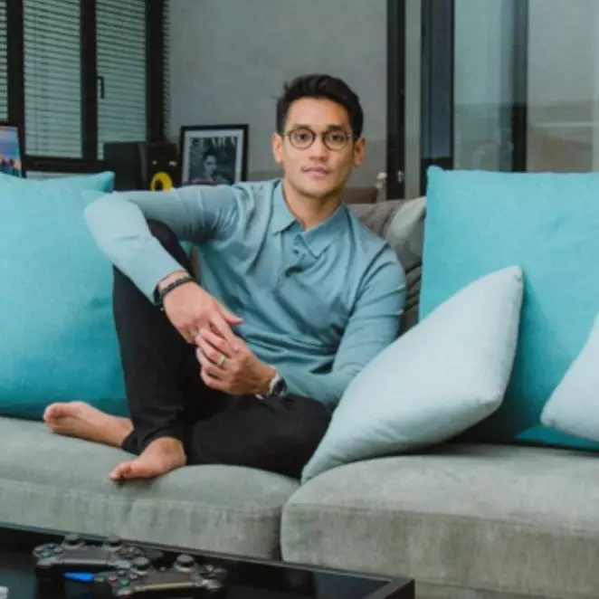 Afgan tinggal di hunian minimalis seluas 176 meter persegi, 9 potret dapurnya ada mini bar bak di kafe