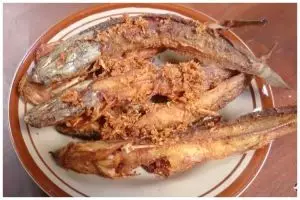Tanpa dibalur tepung, ini trik goreng lele agar bumbu meresap, bentuknya lurus, dan garing tahan lama