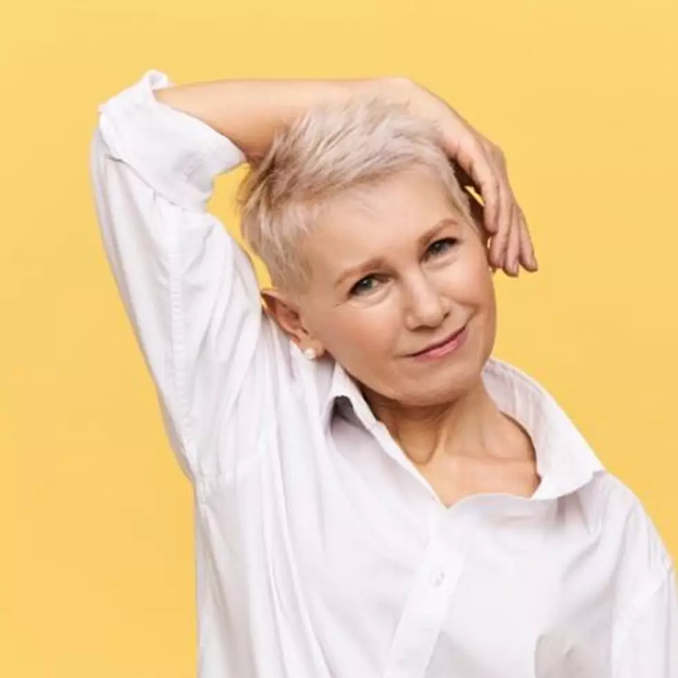 Tanpa semir, beauty vlogger ini tunjukkan cara menyamarkan uban pakai masker rambut dari 1 biji-bijian