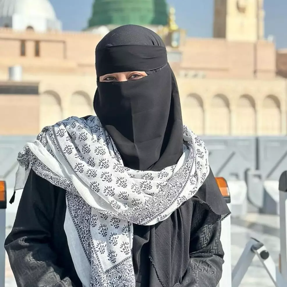 Dulu 12 kali pindah kontrakan kini huni rumah megah, 9 potret kolam renang Umi Pipik ada coffee shop