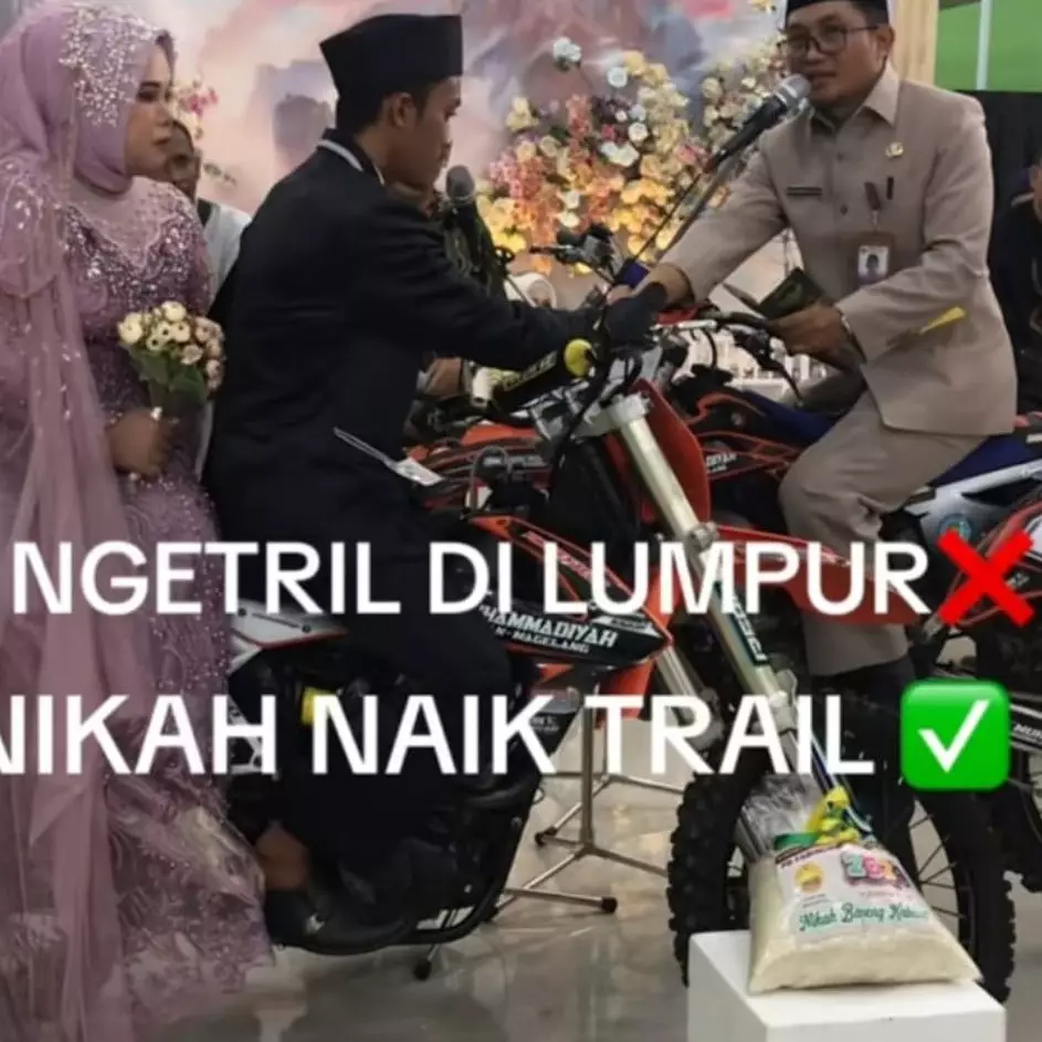 Momen pengantin langsungkan akad nikah di atas motor ini banjir sorotan, unik pol