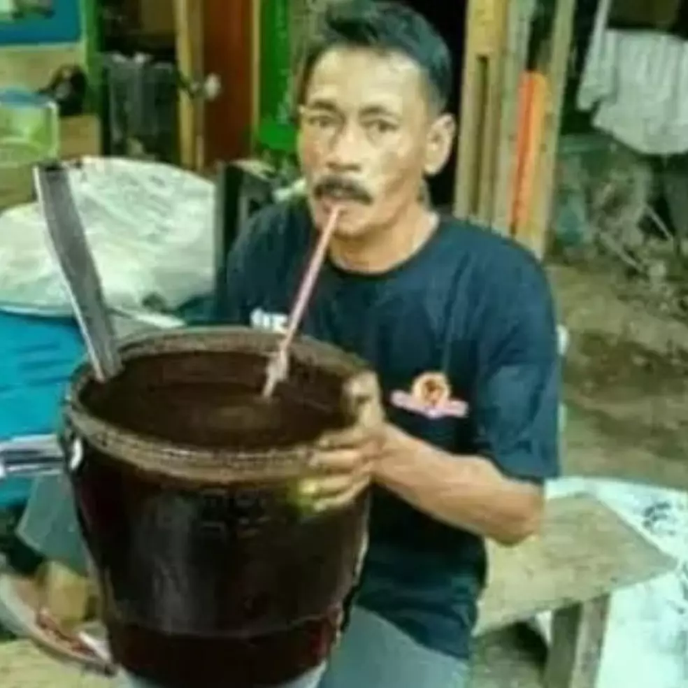 45 Potret kocak cara orang minum ini nyelenehnya sudah tak tertolong, bikin tepuk jidat