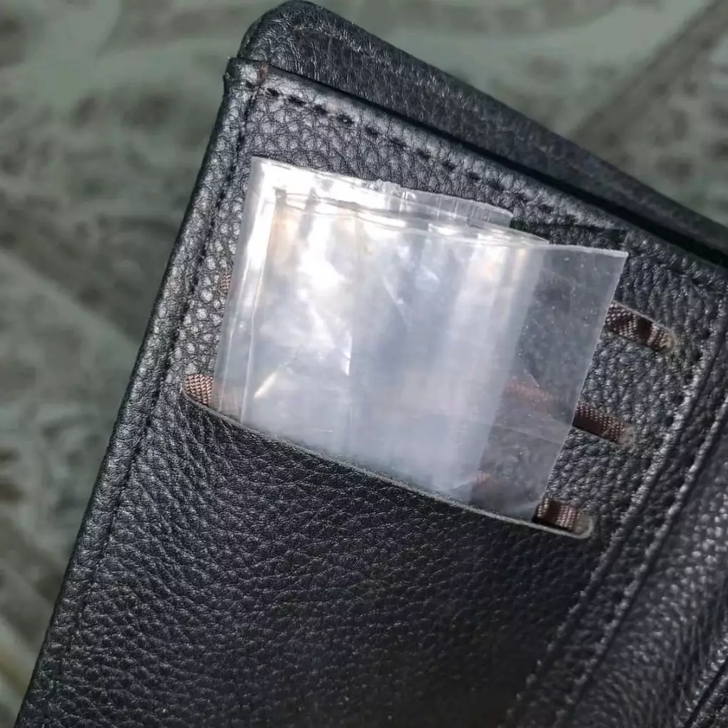 Wanita ini selalu bawa plastik berisi sehelai rambut saat bepergian, alasan di baliknya bikin iba