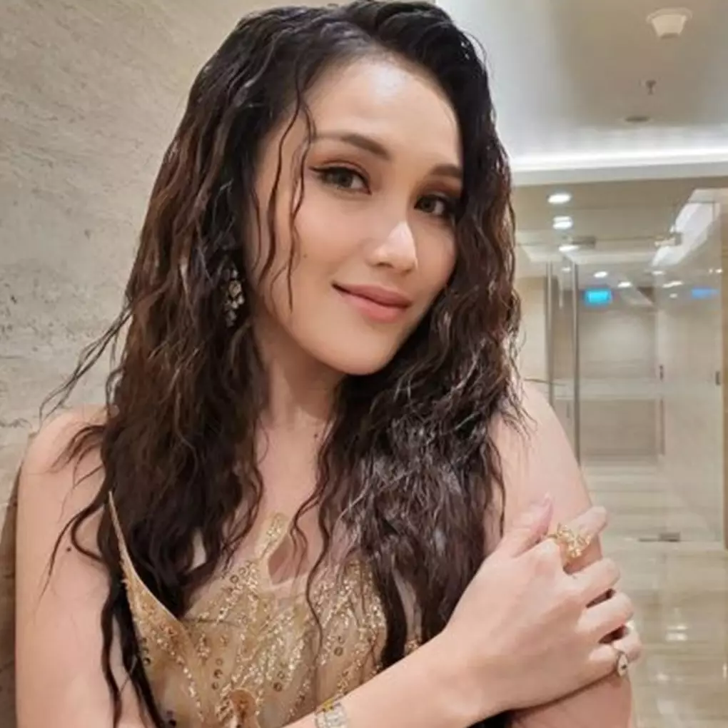 Potret  wajah 13 penyanyi sebelum dan sesudah tanam benang, wajah Ayu Ting Ting bak artis Korea