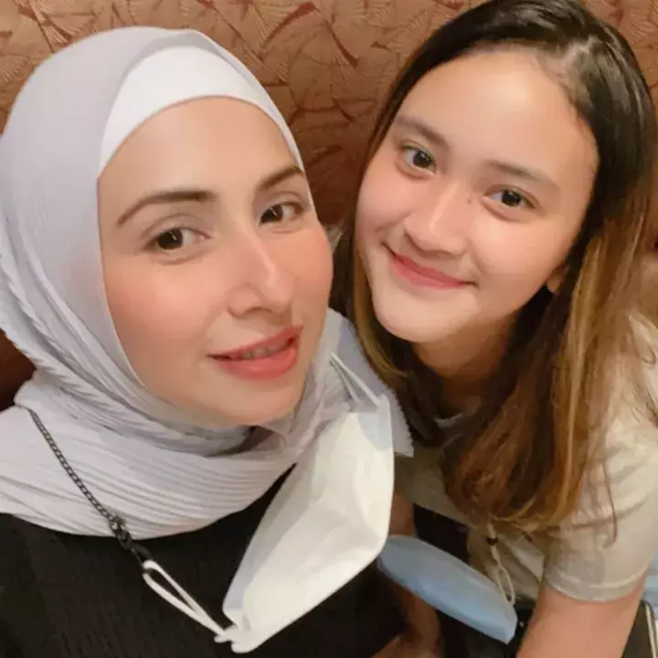 deswita tak mau ikut campur parenting anak © instagram