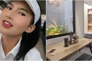 Dulu hidup pas-pasan kini rumahnya 3 lantai, 9 potret dapur Soraya Rasyid simpel nyambung ruang tamu