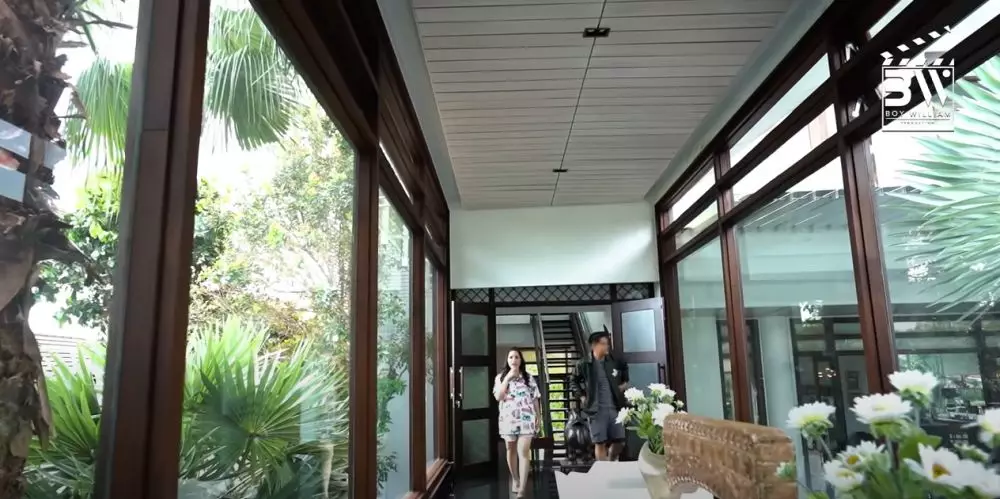 Potret kamar tidur Momo eks Geisha balkonnya langsung view  danau © 2024 brilio.net