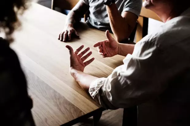 Pengertian moderator © Freepik