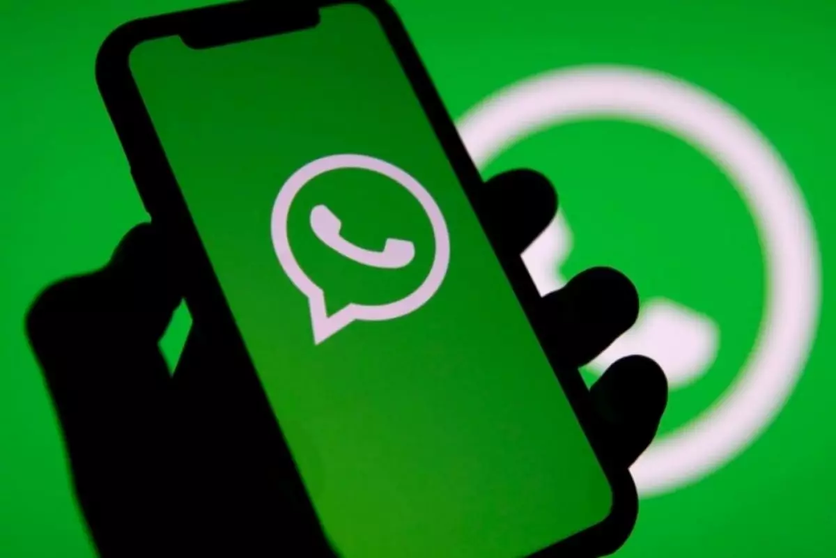 Cara menggunakan dua akun WhatsApp di iPhone, jadi nggak campur aduk antara urusan pribadi dan kantor