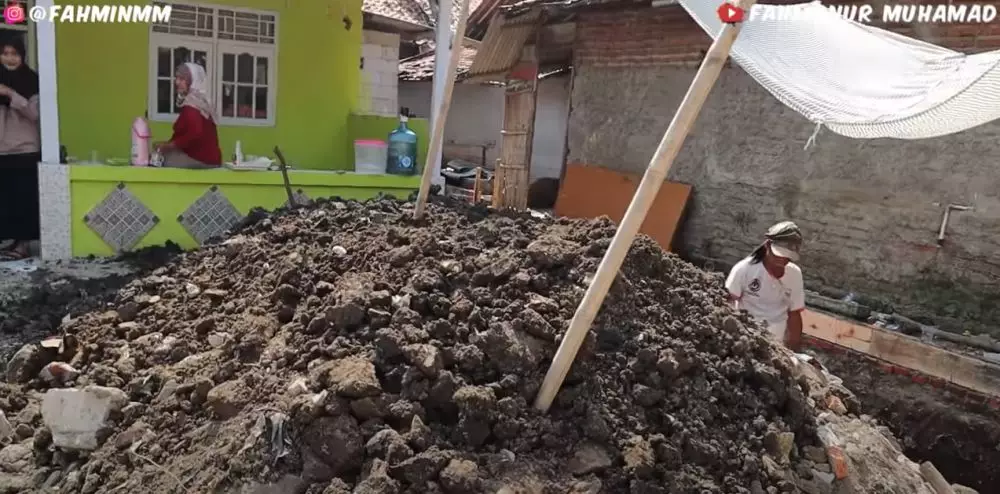 Potret rumah sederhana seleb TikTok Fahmi NM sebelum sukses © 2024 brilio.net Potret rumah sederhana seleb TikTok Fahmi NM sebelum sukses © 2024 brilio.net