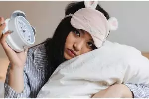 Tanpa dikompres mentimun, pria ini tunjukkan cara menghilangkan mata panda pakai 1 bahan minuman