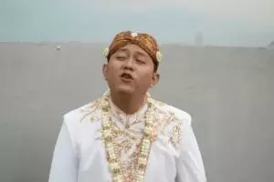 Penampilannya manglingi, begini momen lawas Denny Caknan bangunkan sahur pakai speaker masjid