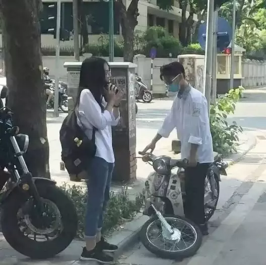 Momen apes pacaran saat naik motor © 1cak.com Momen apes pacaran saat naik motor © 1cak.com