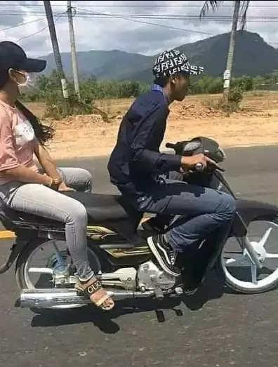 Momen apes pacaran saat naik motor © 1cak.com Momen apes pacaran saat naik motor © 1cak.com