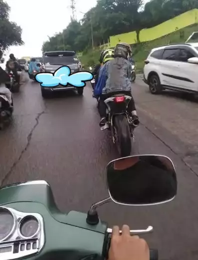 Momen apes pacaran saat naik motor © 1cak.com Momen apes pacaran saat naik motor © 1cak.com