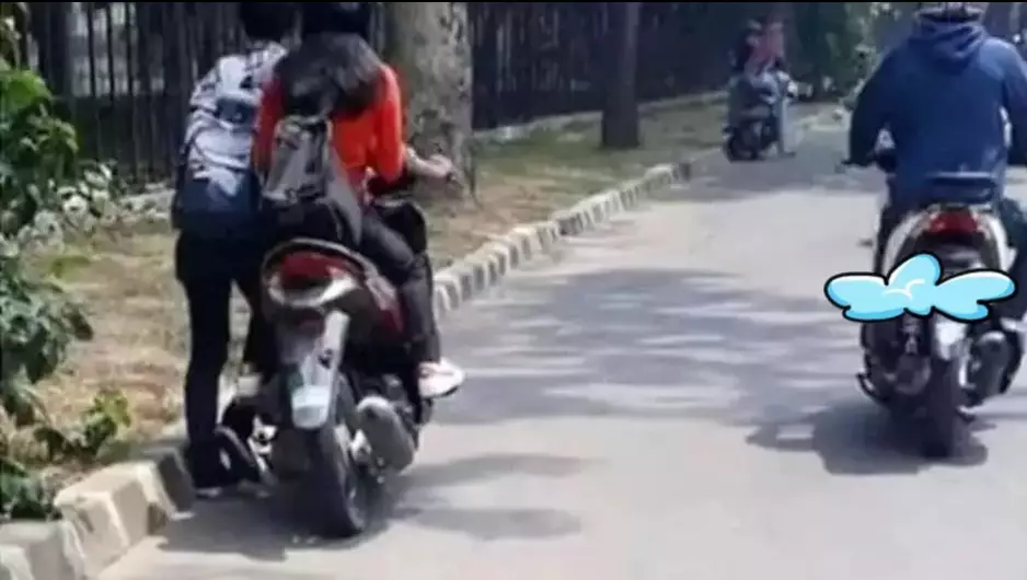 Momen apes pacaran saat naik motor © 1cak.com Momen apes pacaran saat naik motor © 1cak.com