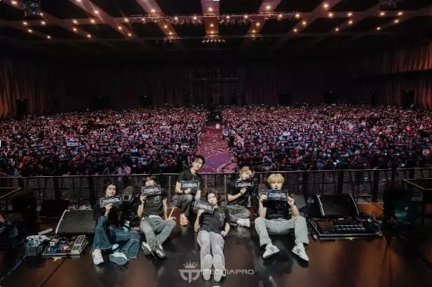 Xdinary Heroes menangis haru © 2024 brilio.net Xdinary Heroes menangis haru © 2024 brilio.net