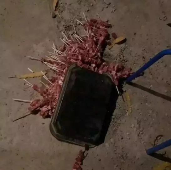 Momen apes saat makan sate © Instagram Momen apes saat makan sate © Instagram